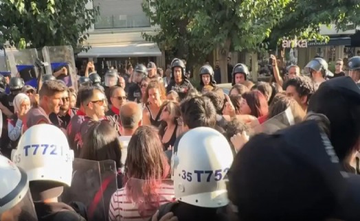 LGBTİ açıklamasına polis müdahalesi: İzmir Barosu'ndan gözaltı ve darp tepkisi