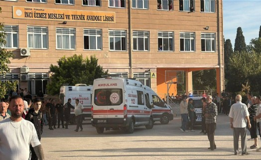 Manisa'da okul önünde silahlı saldırı: Yaralı öğrenciler var!
