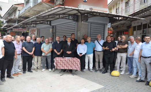 Manisa'da silahlı soygun girişimi sonrası kuyumcu esnafı kepenk indirdi