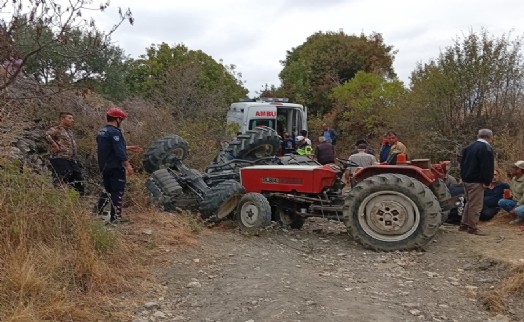Manisa'da traktör devrildi: 2 ölü, 3 yaralı
