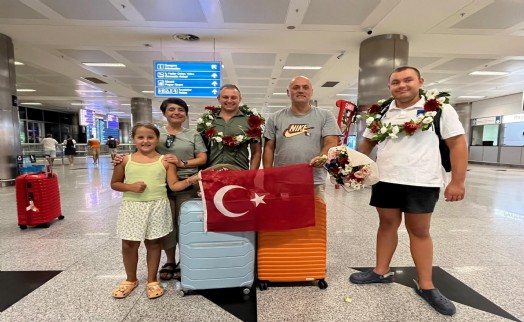 Milli yüzücü Tuna Tunca'ya coşkulu karşılaşama