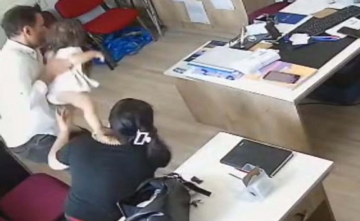 Muhtar, nefes borusuna şeker kaçan çocuğu Heimlich manevrasıyla kurtardı