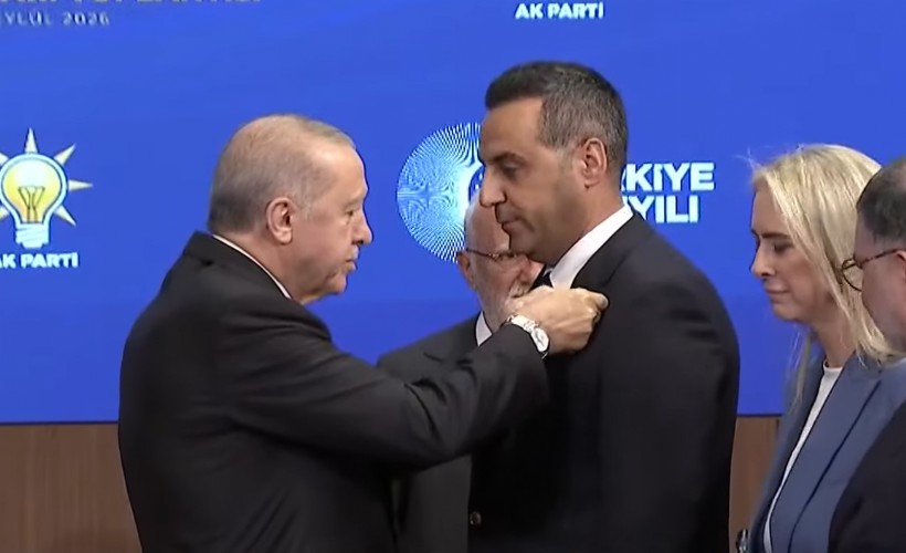 Onur Emrah Yıldız AK Parti rozetini taktı: Çiğli'de 27 yıl sonra bir ilk!