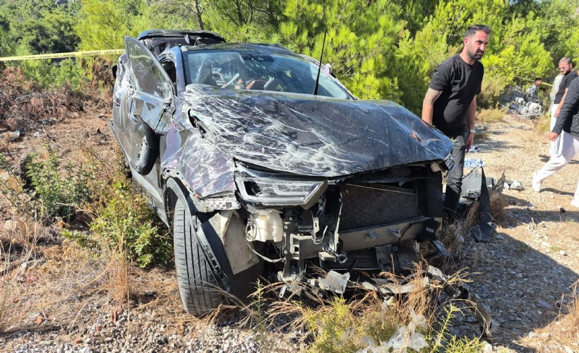 Otomobil bariyere ve elektrik direğine çarptı: 1 ölü, 3 yaralı