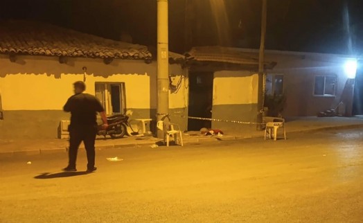Gece yarısı aile vahşeti: Eşini ve kızını sokak ortasında bıçakladı!