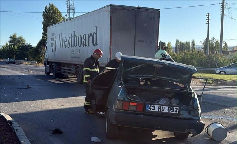 TIR’la çarpışan otomobil hurdaya döndü: 1'i ağır, 2 yaralı
