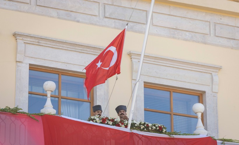 Türk Sancağı Hükümet Konağı'na 104. kez çekildi: 'İzmir emanetini yere düşürmedi'