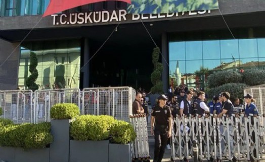 Üsküdar Belediyesi'nde seçim günü: Bina polis ablukasında