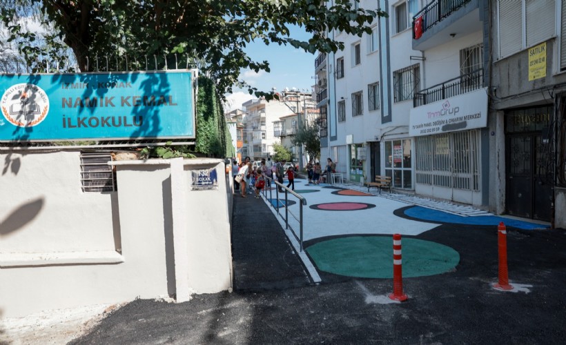 Konak'ta okulun ilk günü 'renkli yol' sürprizi