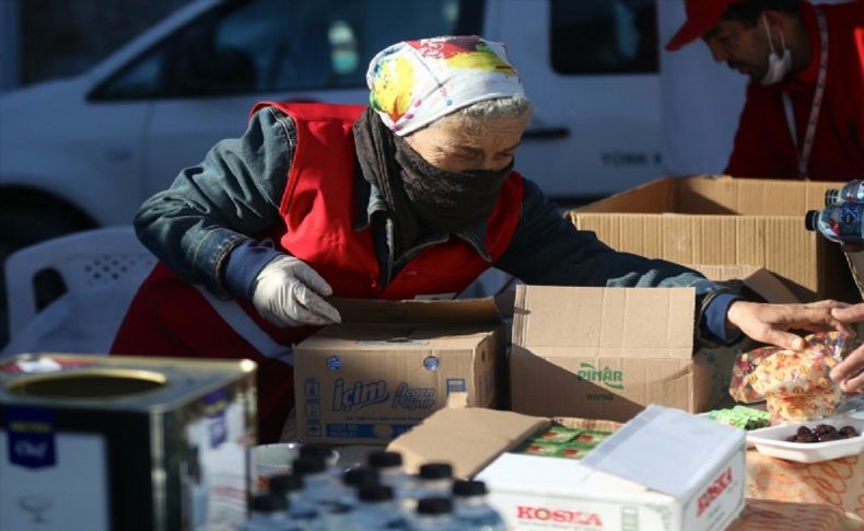 'Afet Teyze' Seferihisar'daki depremzedeleri de unutmadı