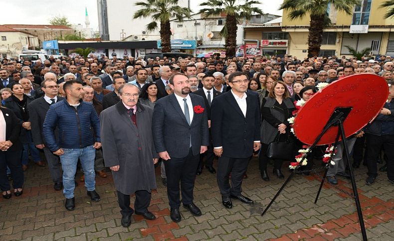 Başkan Gümrükçü Atatürk Anıtı'na çelenk sundu