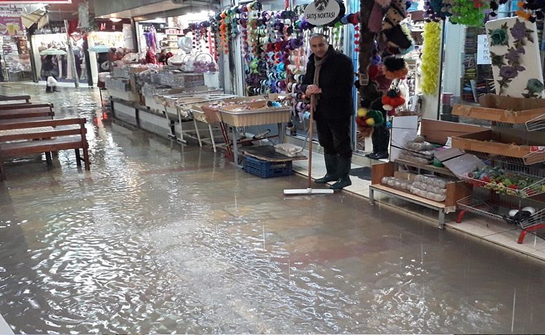 Kemeraltı Çarşısı'ndaki iş yerlerini su bastı