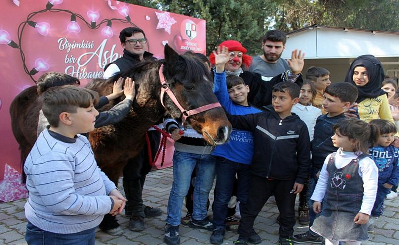 Otizmli çocuklara Midilli atlarıyla terapi