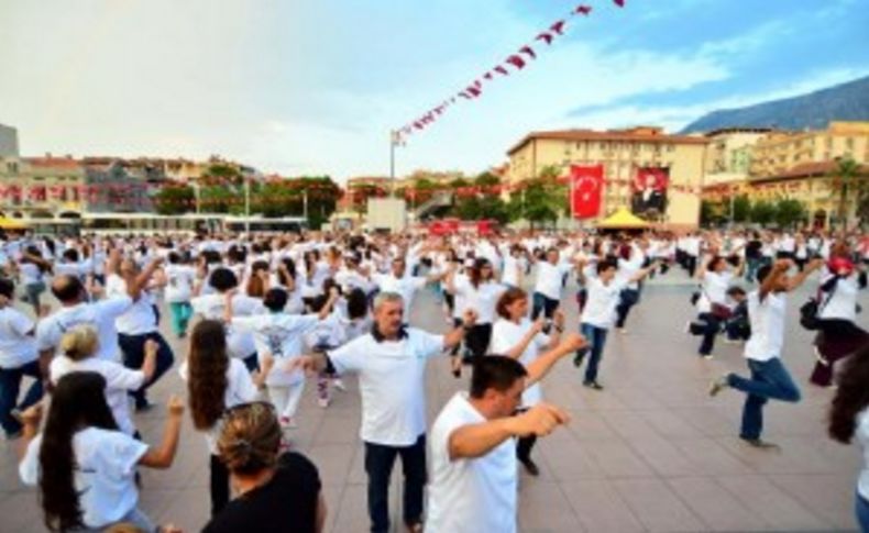 Manisa'da 1500 kişi aynı anda Harmandalı oynadı