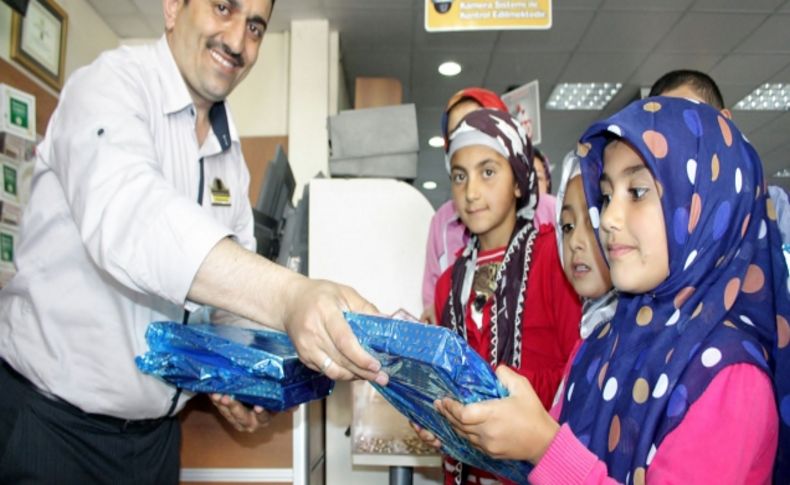 '10 TL’ye sen de bir Kur’an al, bir çocuğun daha Kur’an-ı Kerimi olsun'