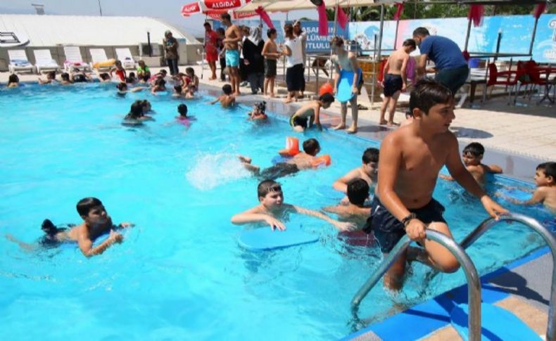 BayraklI'da tatil yapamayan çocukların havuz keyfi!