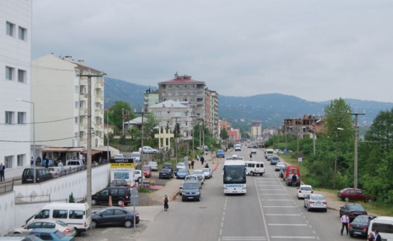 11 kişinin ölümüne neden olan yol orta refüjle bölünüyor