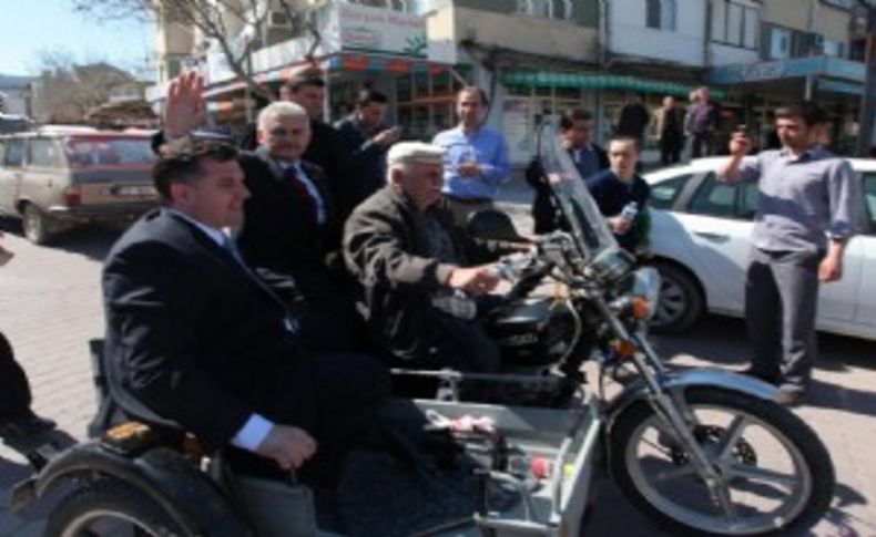 İzci selamı verdi, motorda yolculuk yaptı