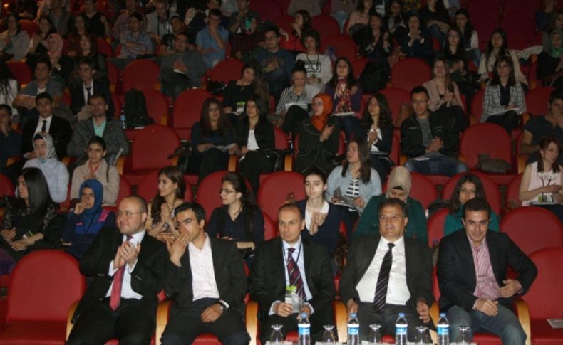 13 farklı üniversiteden 100'ü aşkın öğrenci, dış politikayı masaya yatırdı