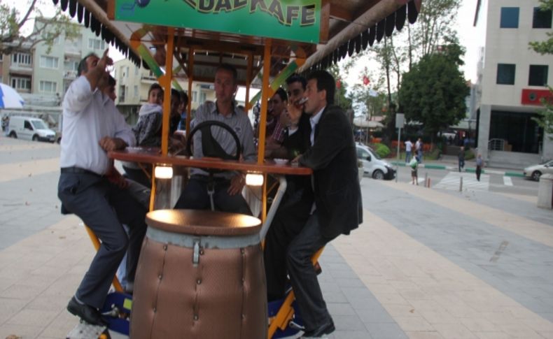 15 kişilik bisiklette pedal çevirip çay içiyorlar, icabında mangal da yakacaklar