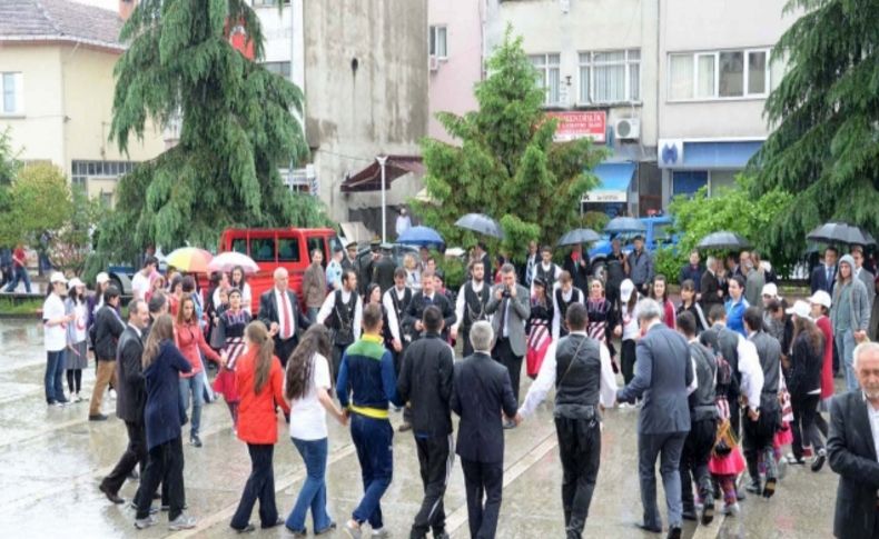 19 Mayıs'ı yağmur altında horon teperek kutladılar