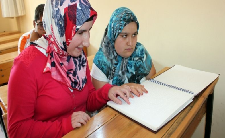 19 yaşında kabartma yazıyla Kur’an’ı öğrendi ve 17 engelliye de öğretti