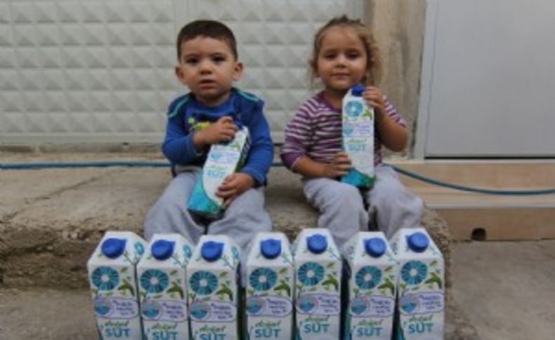 Menderes'den çocuklara süt