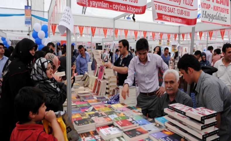 1.Van Kitap Fuarı'nda imza izdihamı yaşandı