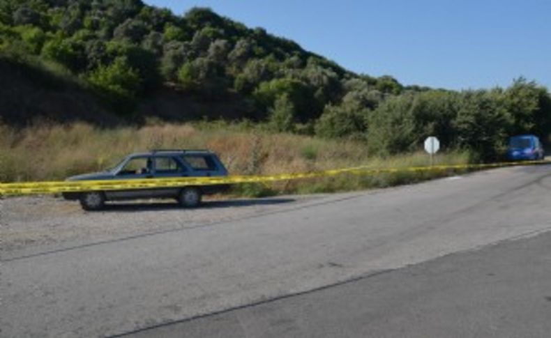 Yol kenarına parkedilmiş araçta erkek cesedi bulundu