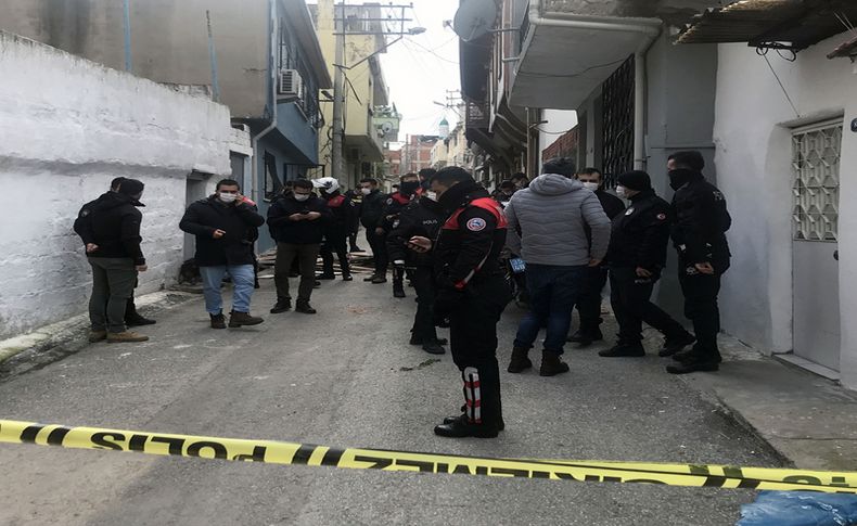 İzmir'de evinde bıçakla yaralanan ve hastanede ölen kadının vücudunda saçma tespit edildi