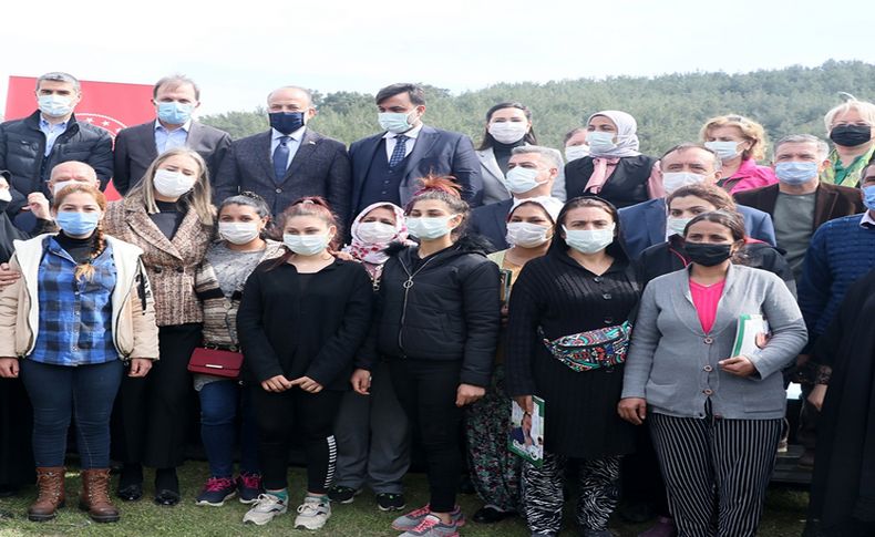 İzmir'de 100 Roman kadına, 1000 arı kovanı hibe edildi