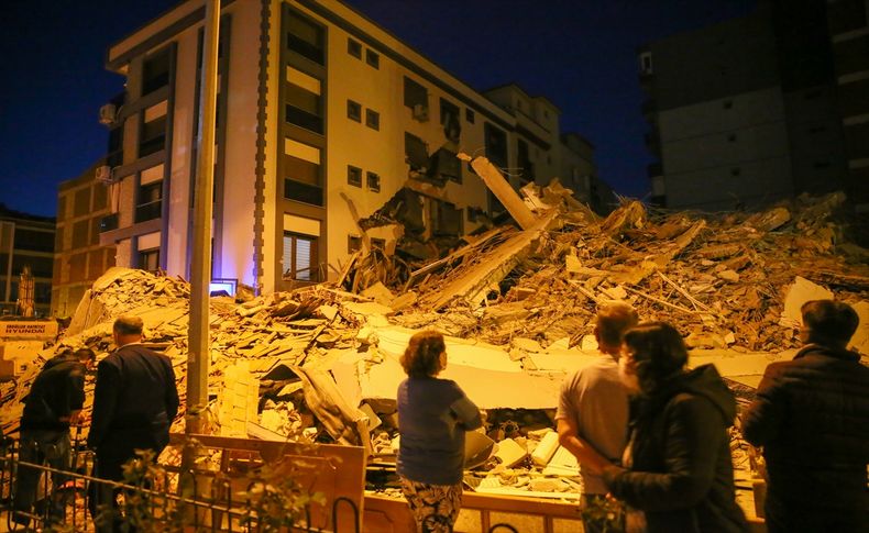 İzmir'de ağır hasarlı bina kontrollü yıkım yapılırken yanındaki binanın üzerine çöktü