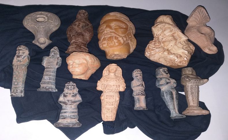 İzmir'de iki otomobilde 14 tarihi eser ele geçirildi