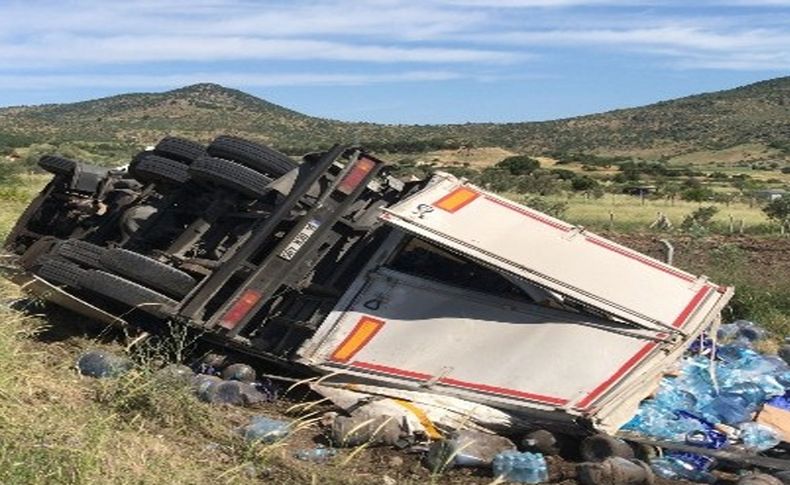 Dikili'de su damacanası yüklü kamyon devrildi: 2 yaralı