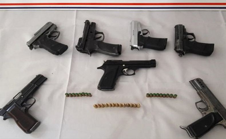 İzmir'de 7 ruhsatsız tabanca ele geçirilen operasyonda iki şüpheli yakalandı