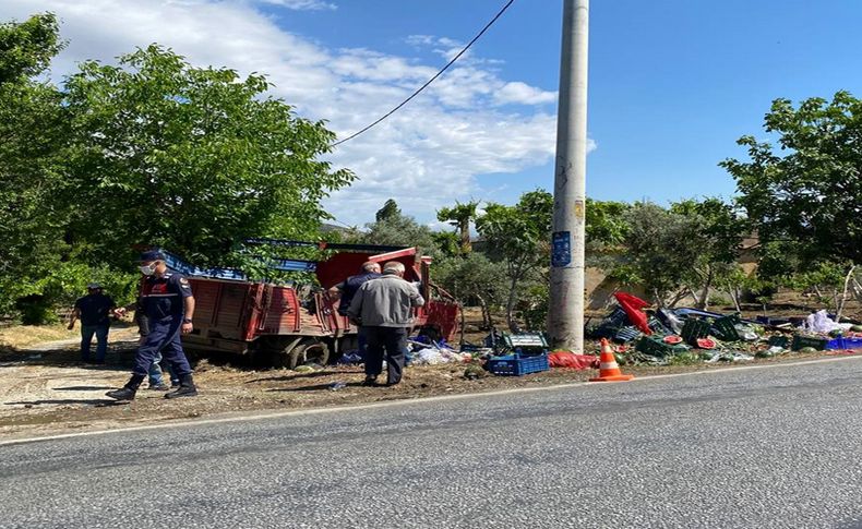 İzmir'de elektrik direğine çarpan kamyondaki 2 kişi yaralandı