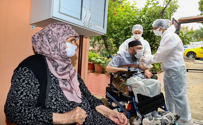 İzmir'de engelli vatandaşlara Kovid-19 aşısı yapılmaya başlandı
