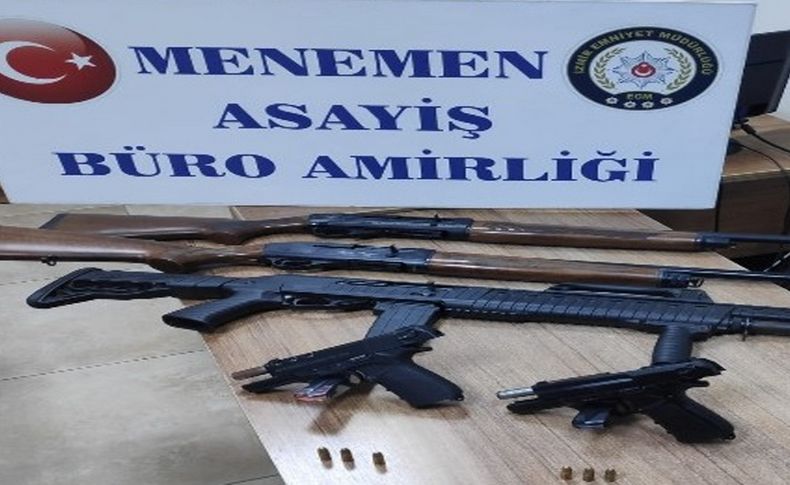 İzmir'de kaçtıktan sonra kaza yapan şüpheli araçtan silahlar ve tüfekler çıktı