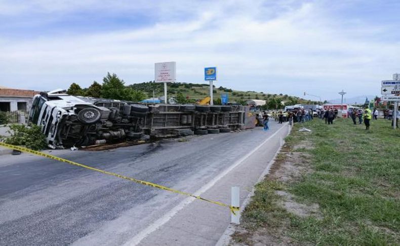 Üzerlerine TIR devrilen iki arkadaş, yan yana toprağa verildi