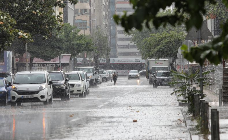 Sağanak etkili oldu: İzmirliler yağışa hazırlıksız yakalandı