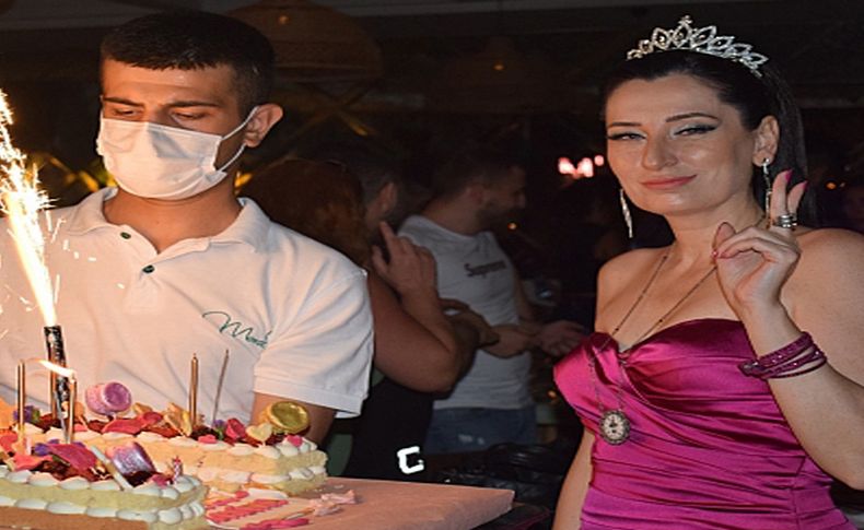 İzmirli ünlü diş hekimine sürpriz doğum günü partisi