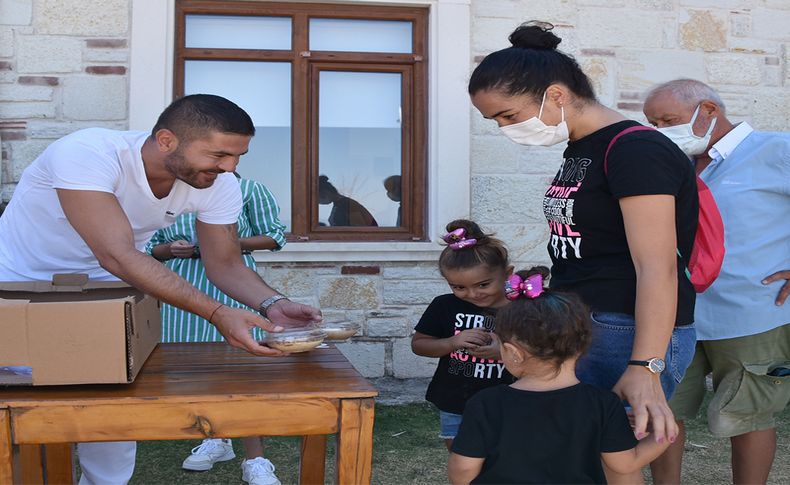 Foça Belediyesi'nden aşure ikramı