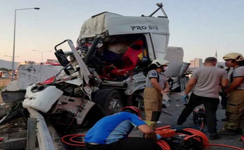 İzmir'de feci kaza: 2'si ağır 3 yaralı