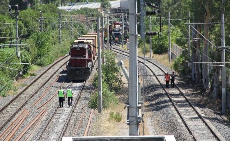 İzmir’de yük treni raydan çıktı, İZBAN seferleri aksadı