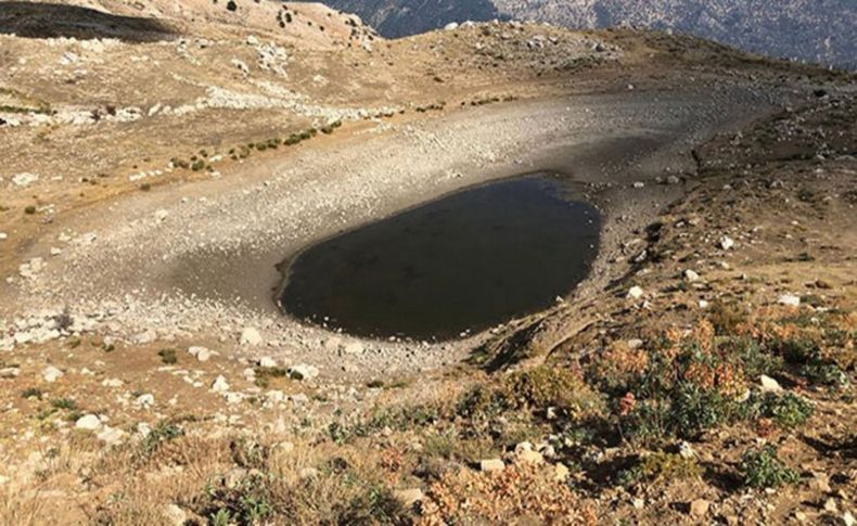 Bir göl daha kuraklık nedeniyle can çekişiyor