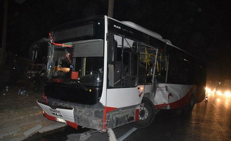 İzmir’de belediye otobüsü ile TIR çarpıştı: 12 yaralı