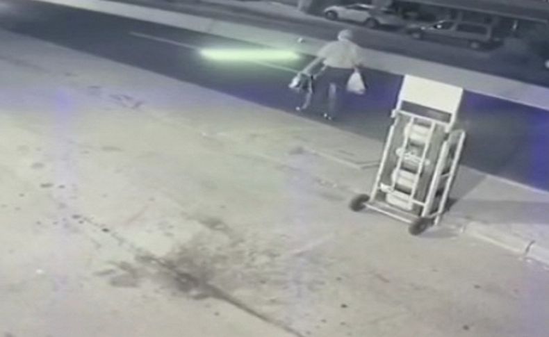 Görme engelliye çarpma anı güvenlik kamerasında