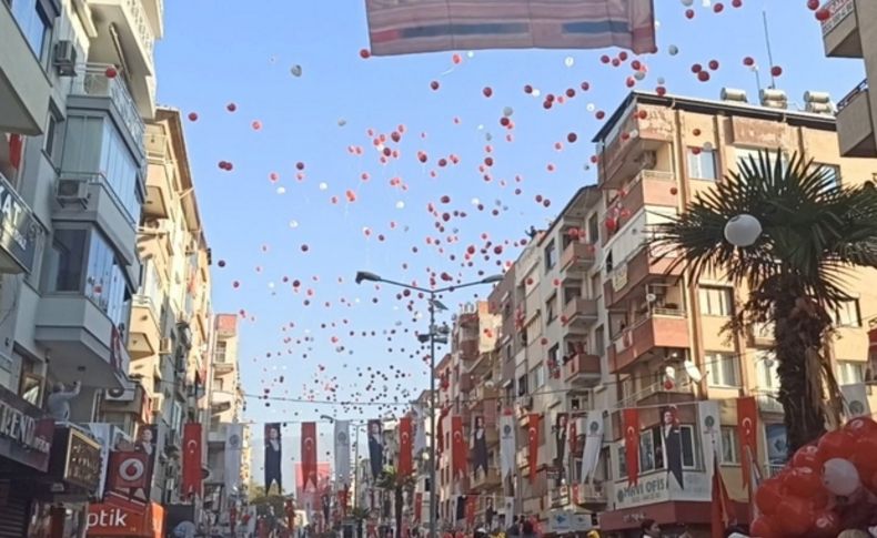 İzmir'de Cumhuriyet coşkusu: 5 bin balon aynı anda gökyüzüne bırakıldı