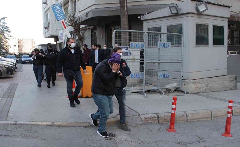 Adliyeye sevk edilen 'torbacı' yüzünü 'torba' ile kapattı