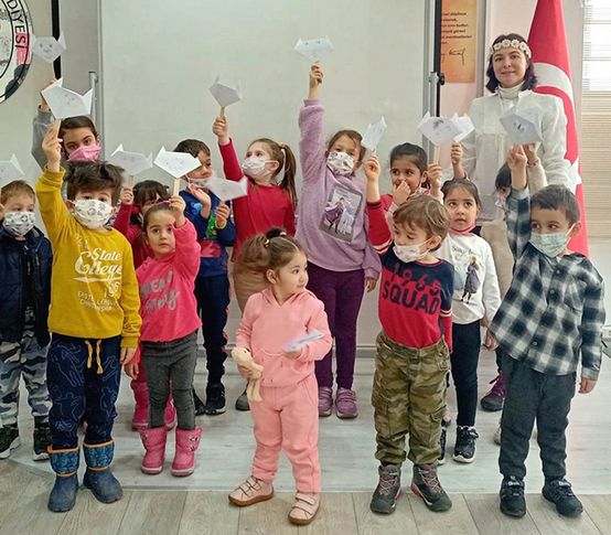 Bornovalı çocuklar tatilin tadını çıkarıyor